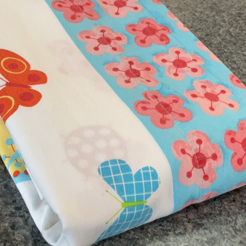 🌸 Vintage Sears twin flat sheet. Cotton blend.